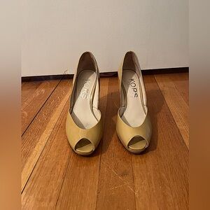 Michael Kors Platform Wedge Peep Toe Heels, Size 6M, Patent Leather, Tan / Beige